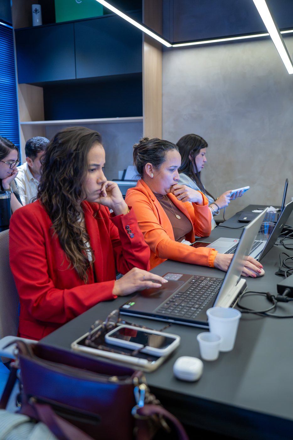 Alunos juntos acompanhando aula prática com notebooks