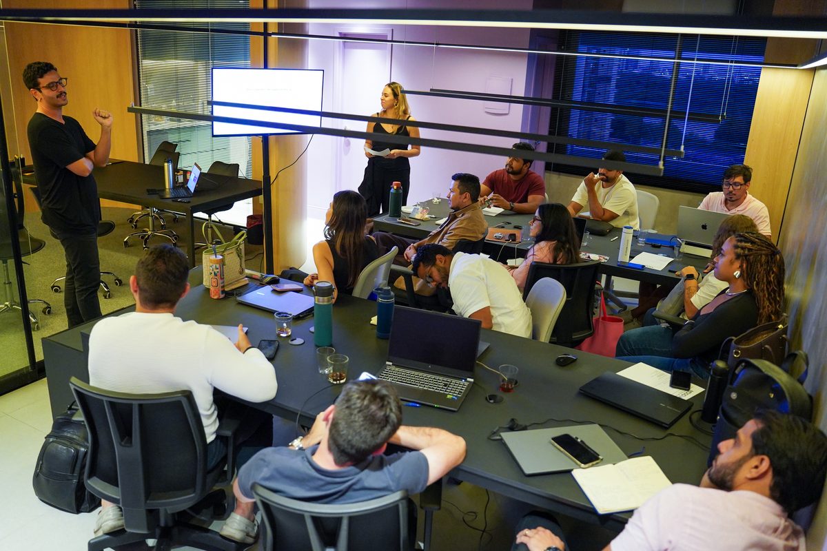 Sala cheia durante treinamento prático de IA