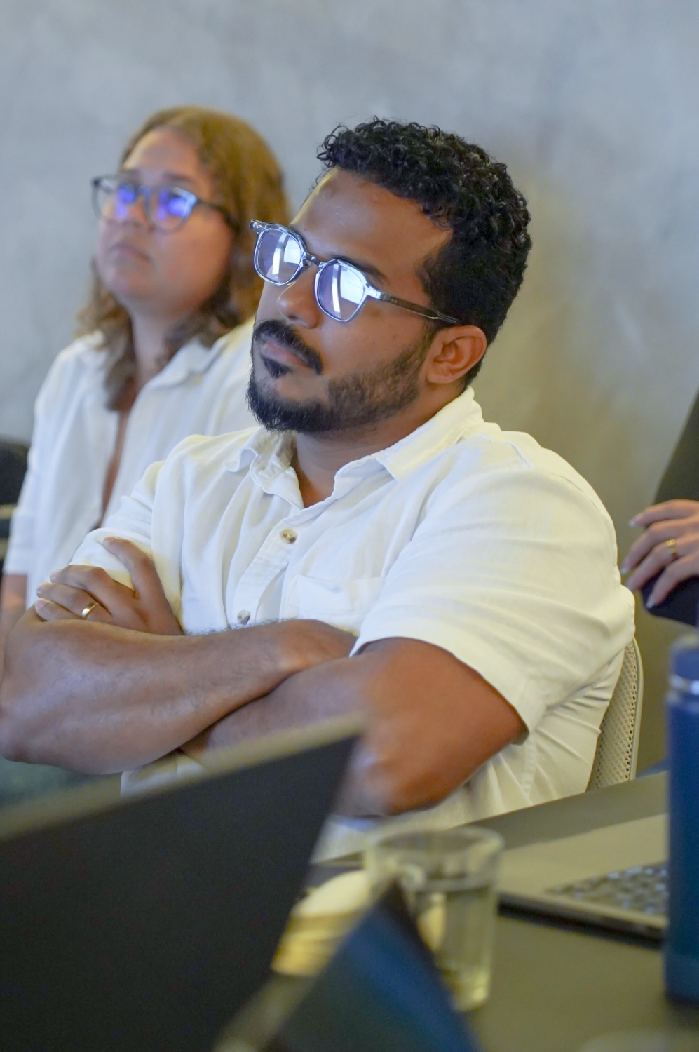 Alunos acompanhando a explicação em sala